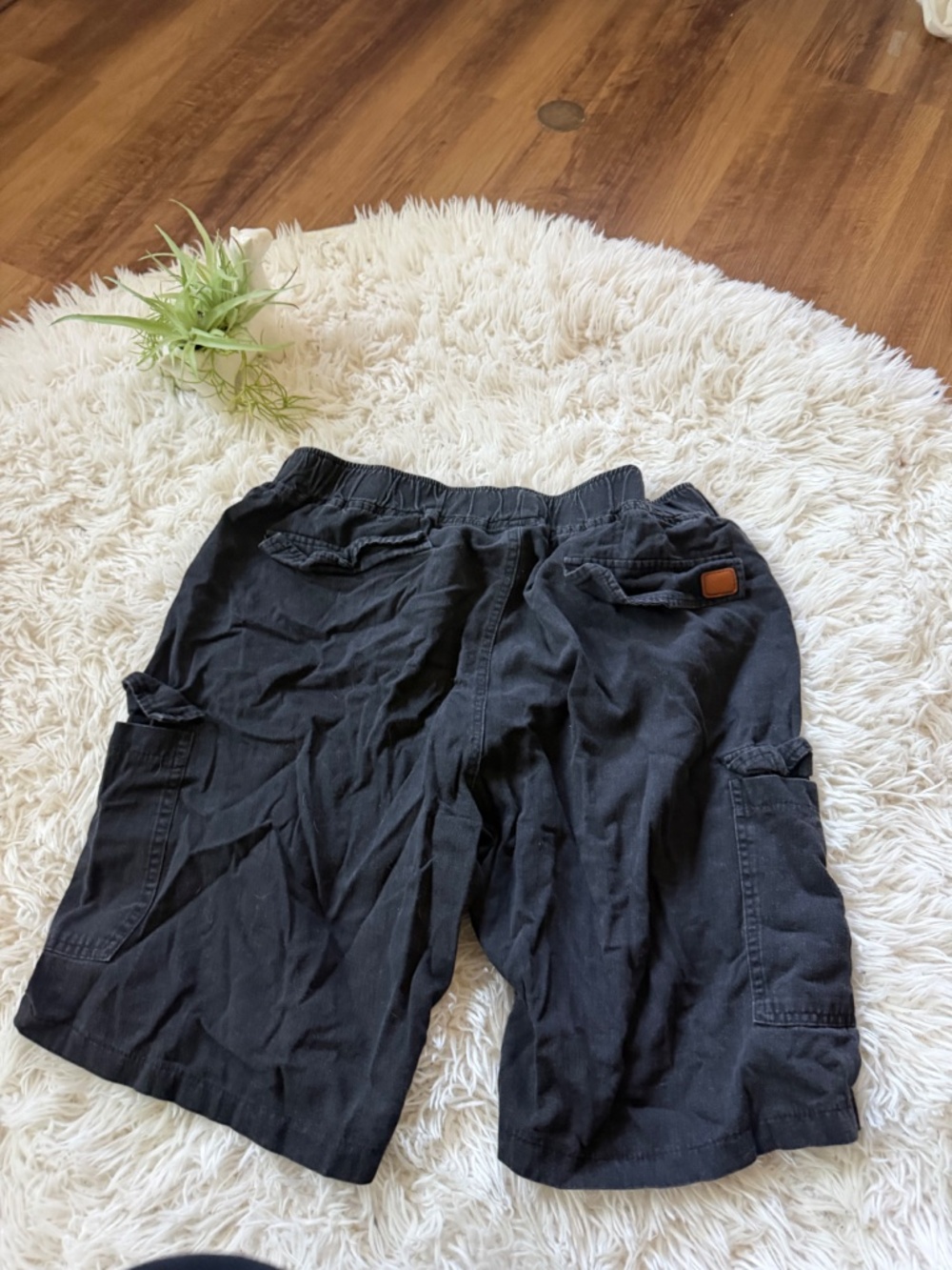 Versatile black Men's Black Cargo stretchy Shorts with Multiple Utility Pockets - Picture 4 of 4